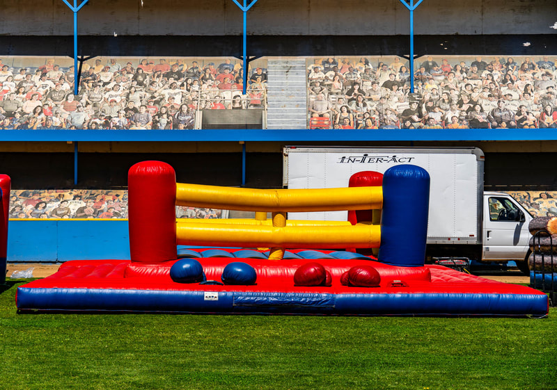 inflatable bouncing boxing arena with giant gloves